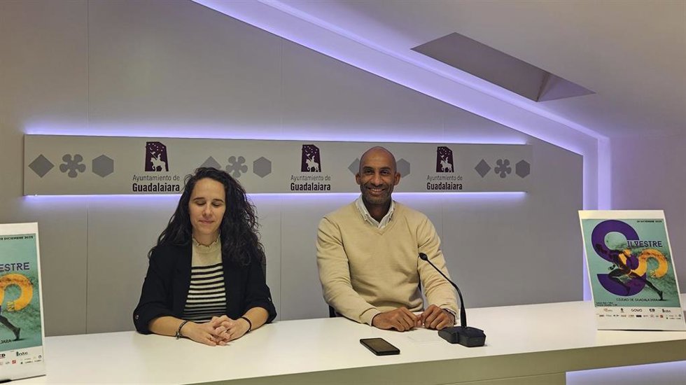 El concejal de Deportes, Armengol Engonga, junto a la organizadora de la San Silvestre, María Amarilla.