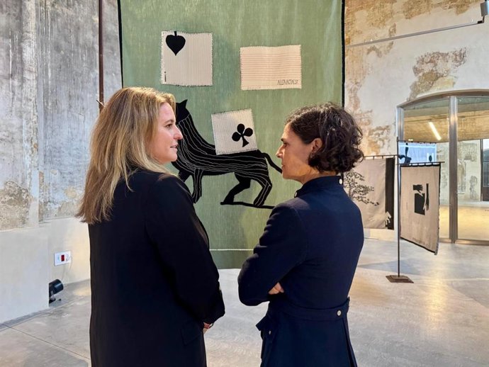 La edil de Cultura, Angie Moreno (i), en una de las recientes exposiciones inauguradas en la ciudad.