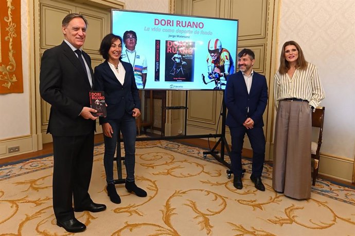 El alcalde y Dori Ruano durante la presentación del libro de la ciclista.