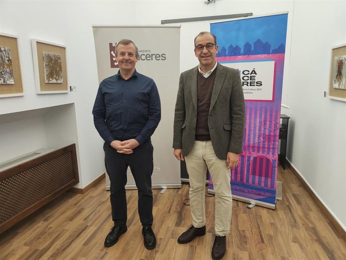 El alcalde de Cáceres, Rafael Mateos, y el director teatral escocés Simon Sharkey han presentado el proyecto 'En torno a la Novena de Beethoven: reconstruyendo la humanidad', organizado por Cáceres 2031