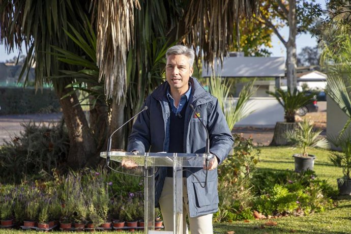 El delegado de Infraestructuras, Sostenibilidad y Agricultura de la institución provincial, Andrés Lorite, en el Centro Agropecuario.