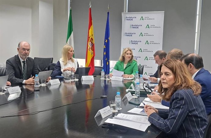 La consejera de Economía, Hacienda, Fondos Europeos y Diálogo Social, y portavoz de la Junta de Andalucía, Carolina España, en la reunión del consejo rector de Andalucía Trade.