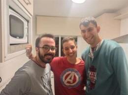 Juan Ildefonso, Flora y Pedro en la cocina para preparar la cena.