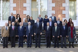 El Rey, Felipe VI, recibe en el Palacio de la Zarzuela a una representación del nuevo Consejo de la Organización de Consumidores y Usuarios (OCU), con ocasión de su 50º aniversario, a 11 de diciembre de 2025, en Madrid (España).