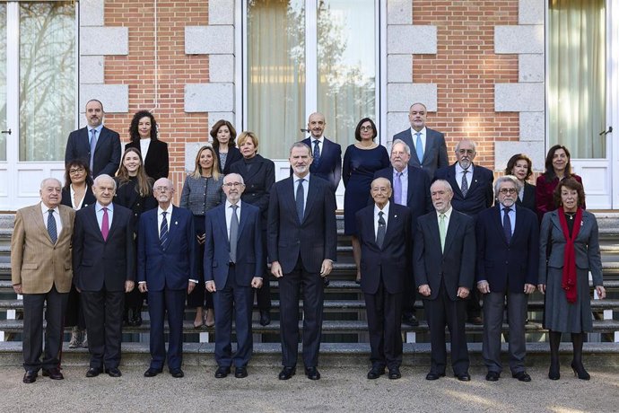 El Rey, Felipe VI, recibe en el Palacio de la Zarzuela a una representación del nuevo Consejo de la Organización de Consumidores y Usuarios (OCU), con ocasión de su 50º aniversario, a 11 de diciembre de 2025, en Madrid (España).