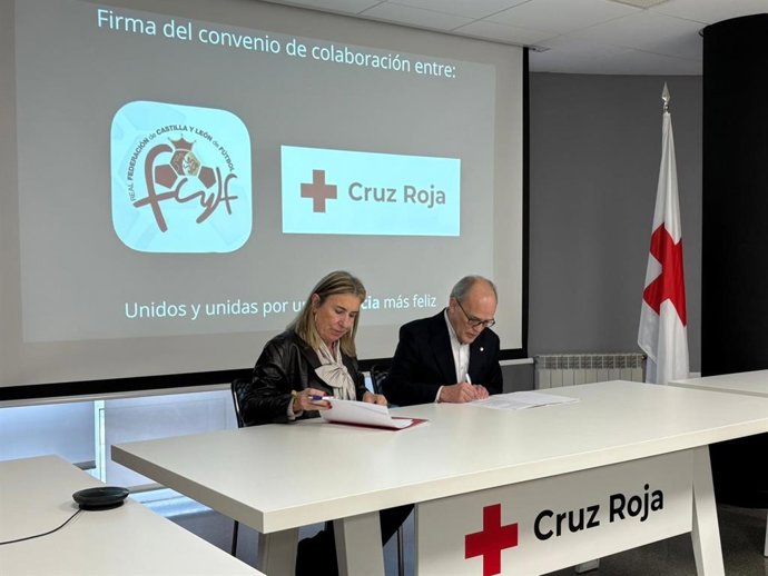 Rosa Urbón y Marcelino Maté, durante la firma del convenio.