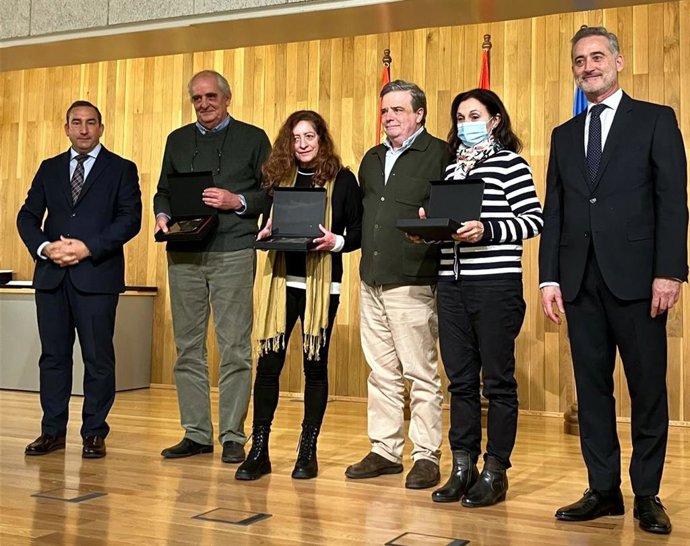El delegado de la Junta en Salamanca, Eloy Ruiz (izda) junto a algunos de los galardonados