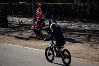 Archivo - Niños juegan con sus regalos de Navidad al aire libre, en el Parque del Retiro, a 25 de diciembre de 2023, en Madrid (España). 