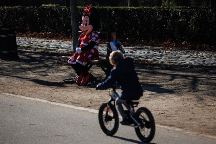 Archivo - Niños juegan con sus regalos de Navidad al aire libre, en el Parque del Retiro, a 25 de diciembre de 2023, en Madrid (España). 