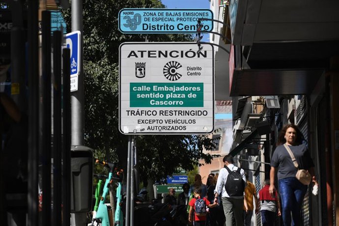 Archivo - Un cartel indica la zona de bajas emisiones 360 del Distrito Centro 