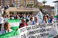 El seguimiento de la huelga médica por el Estatuto Marco sube el tercer día y casi roza el 36% de la plantilla andaluza