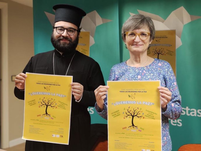 El sacerdote ortodoxo Teofan Ursachii, de la Parroquia Ortodoxa Rumana de Plasencia y Cáceres, y la delegada de Relaciones Interconfesionales de la Diócesis de Coria-Cáceres, María José Sánchez, presentan la XXIV Marcha por la Paz