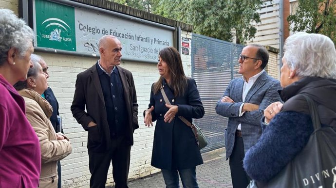 La secretaria de Política Institucional del PSOE de Sevilla y parlamentaria, Encarnación Martínez, y el portavoz socialista en el Ayuntamiento de Sevilla, Antonio Muñoz, en el antiguo CEIP San Ignacio de Loyola