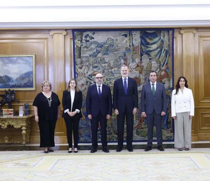 El Rey Felipe VI (centro derecha) y el presidente de CSIF, Miguel Borra (centro izquierda). En Madrid, a 11 de diciembre de 2025.