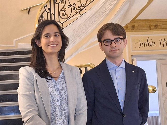 Marta Romera y Ferran Capell ganan las becas MIR 2025 del Colegio de Médicos de Navarra.