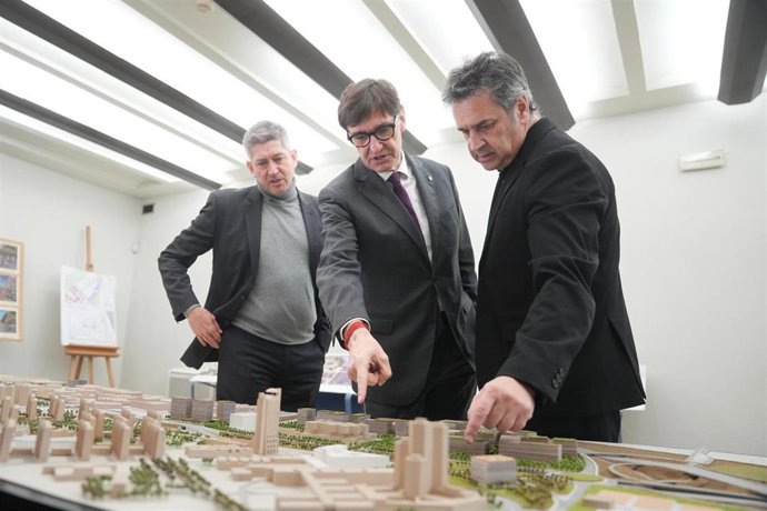 Quirós e Illa junto al director del Consorcio para la reforma de la Granvia, Raúl Alvarín, junto a una maqueta del proyecto