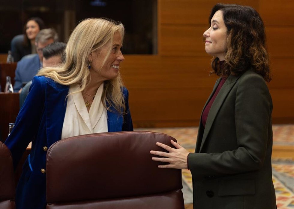 Archivo - La consejera de Economía, Hacienda y Empleo, Rocío Albert (i), y la presidenta de la Comunidad de Madrid, Isabel Díaz Ayuso (d), durante una sesión plenaria, en la Asamblea de Madrid, a 20 de diciembre de 2024, en Madrid (España). 