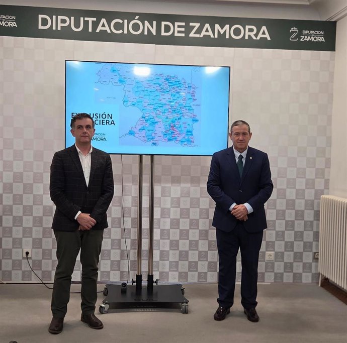 El diputado de Política Social (I) y el presidente de la Diputacion (D) en la presentación de las oficinas financieras móviles.