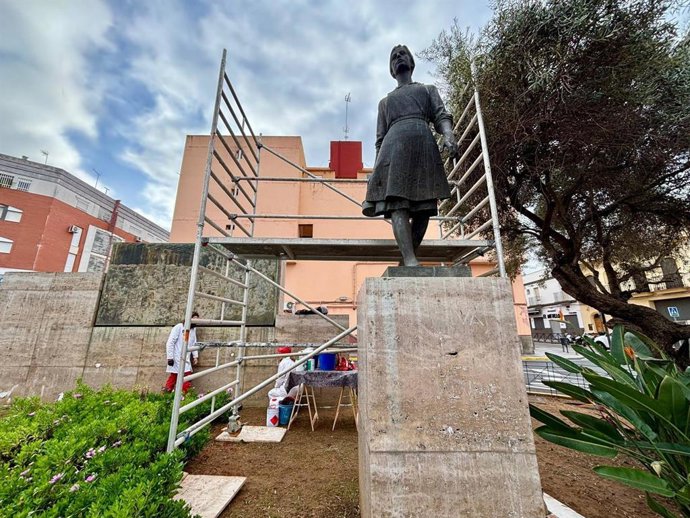 Labores de restauración en la escultura.
