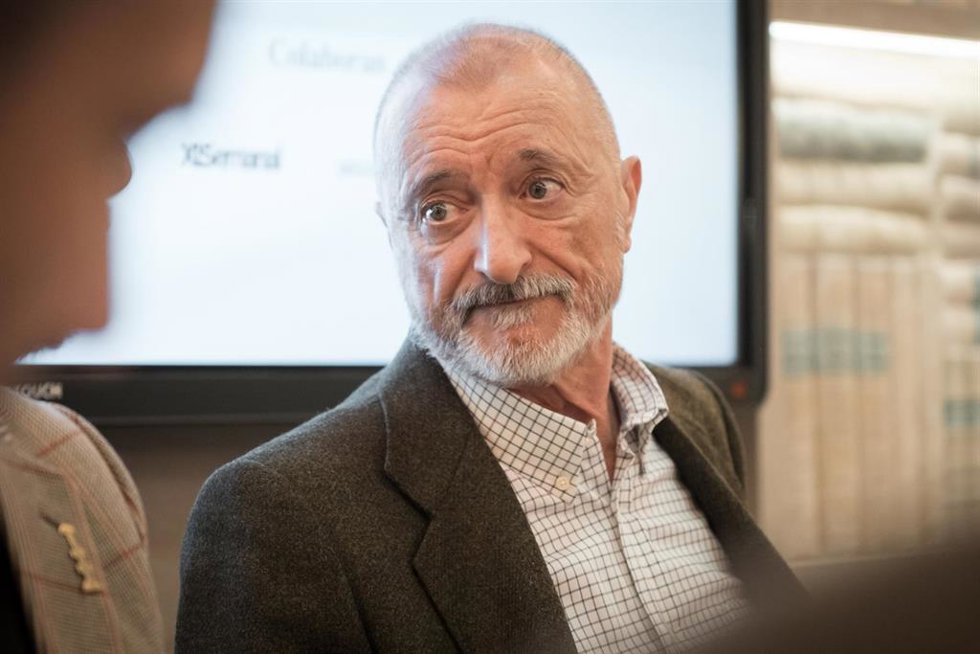 El escritor Arturo Pérez-Reverte durante la lectura de la lista de los galardonados con los Premios Zenda 24/25, a 11 de diciembre de 2025, en Madrid (España). Los premios serán entregados en una gala el próximo 13 de enero.