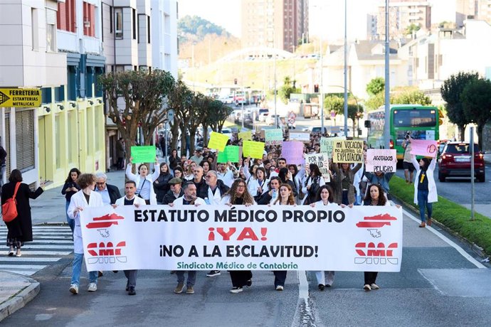 Médicos durante la manifestación en Santander contra el Estatuto Marco propuesto por el Ministerio de Sanidad