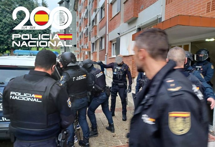 La Policía Nacional detiene a un hombre por encerrar y amenazar a su pareja