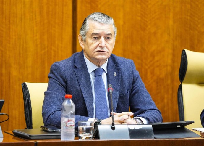 El consejero de Sanidad, Presidencia y Emergencias de la Junta de Andalucía, Antonio Sanz, comparece en comisión parlamentaria.