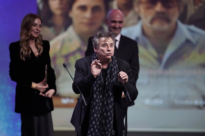 Archivo - El actor Eduard Fernández recibe el Forqué al cine en educación en valores por "El 47", durante la gala de la 30 edición de los Premios José María Forqué, en el Palacio Municipal de IFEMA, a 14 de diciembre de 2024, en Madrid (España). Los Premi