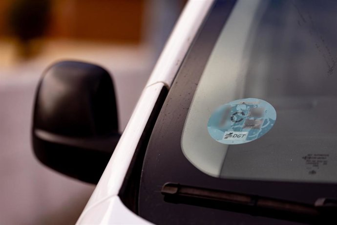 Archivo - Etiqueta ambiental en un vehículo, a 24 de octubre de 2025, en Madrid (España).