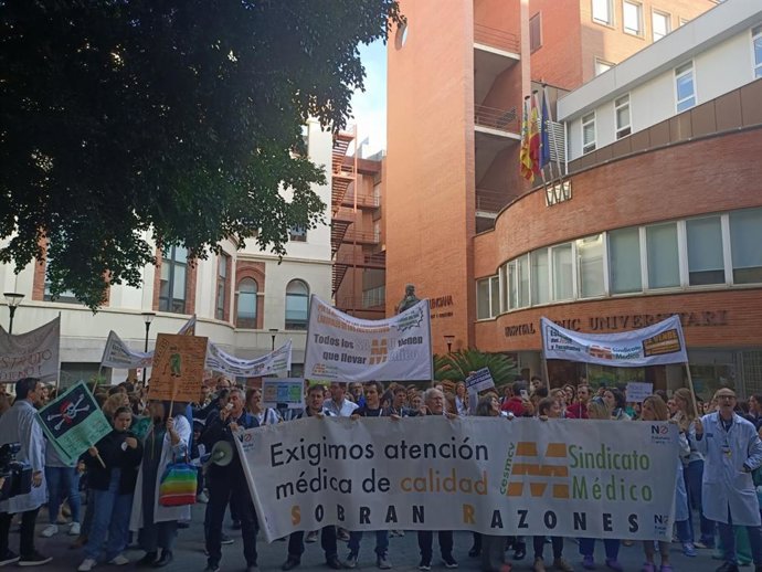 Médicos valencianos convocados por  CESM se concentran ante el Hopsital Clínico de València por un Estatuto Marco propio