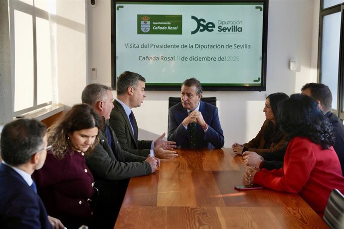 El presidente de la Diputación de Sevilla, Javier Fernández (c),mantiene una reunión junto al alcalde de Cañada Rosal (Sevilla), Rodrigo Rodríguez (4i), antes de participar en el acto de entrega de la I edición de los Premios al Cooperativismo.