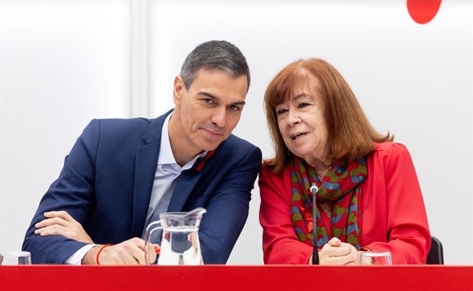 O presidente do governo e secretário-geral do PSOE, Pedro Sánchez, e a presidente do PSOE, Cristina Narbona, durante um evento para marcar o centenário da morte de Pablo Iglesias, na sede do PSOE, em 1º de dezembro de 2025, em Madri (Espanha).