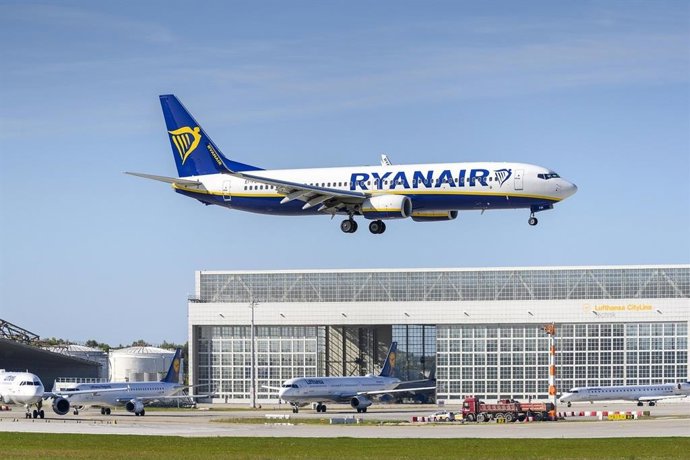 Archivo - Avión de Ryanair.