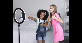 TikTok como acceso a la pornografía infantil: vídeos de menores reales y con IA para monetizar los contenidos