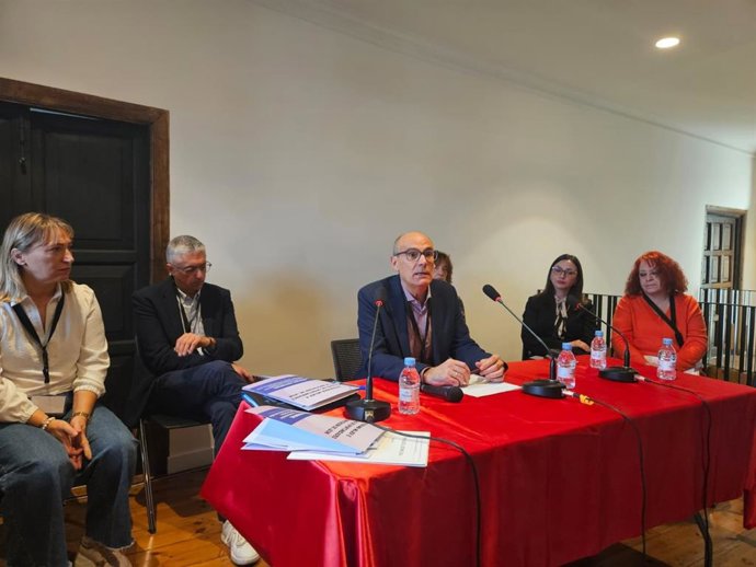 El diputado de Derechos Sociales y Territorio Sostenible de León, Francisco Javier Álvarez, ha presentado este jueves en Camponaraya una guía de derechos y recursos para las víctimas de violencia sexual.