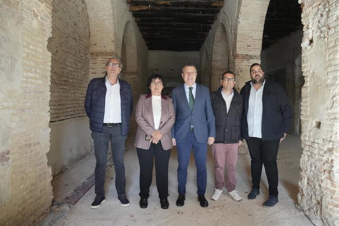 El presidente de la Diputación de Sevilla, Javier Fernández (c), junto a la alcaldesa de La Luisiana (Sevilla), María del Valle Espinosa, posa en una foto tras visitar proyectos financiados por la institución provincial en la localidad sevillana.