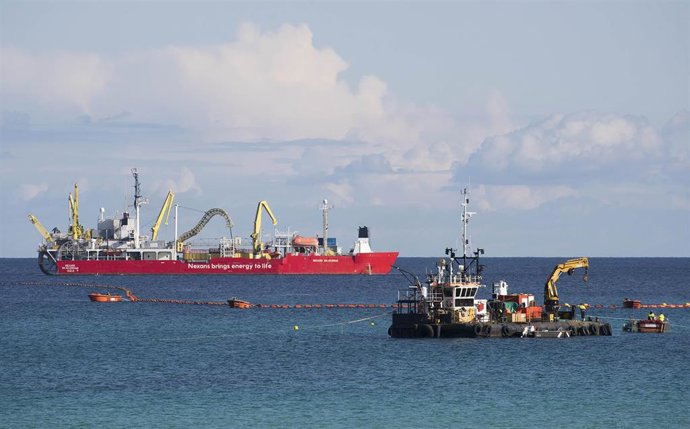 Archivo - Tareas para instalar el cable eléctrico entre Menorca y Mallorca.