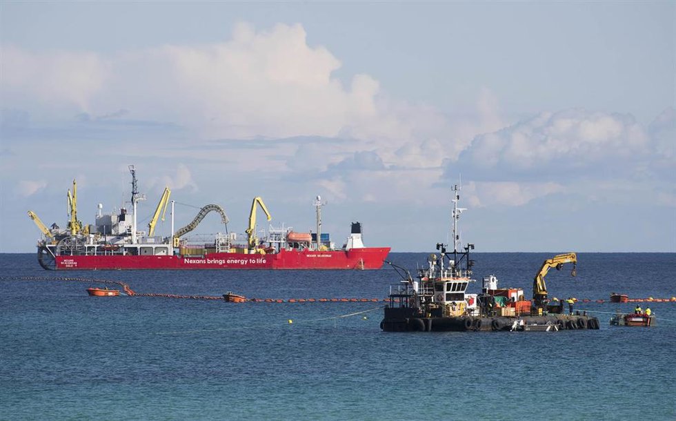 Archivo - Tareas para instalar el cable eléctrico entre Menorca y Mallorca.