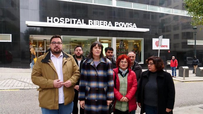 La portavoz nacional del BNG, Ana Pontón, ante el Hospital Povisa de Vigo junto a otros miembros del Bloque.