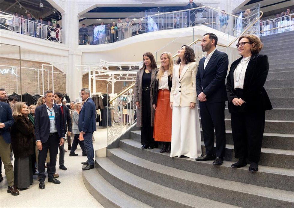 La presidenta de la Comunidad de Madrid, Isabel Díaz Ayuso, visita el Primark de Gran Vía.