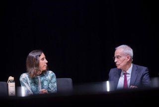 Archivo - El secretario de Estado de Hacienda, Jesús Gascón, y la presidenta de la Asociación de Inspectores del Estado, Ana de la Herrán, en el Congreso del colectivo en Salamanca.