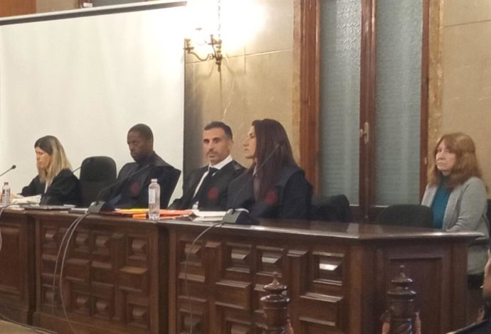 La condenda (d), durante el juicio.