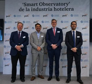 De izquierda a derecha, Ramón Estalella (CEHAT), Jorge Marichal (CEHAT),  José Manuel Fernández (PwC) y José Antonio Domínguez (PwC) en la presentación de "Smart Observatory Invierno-Primavera". 