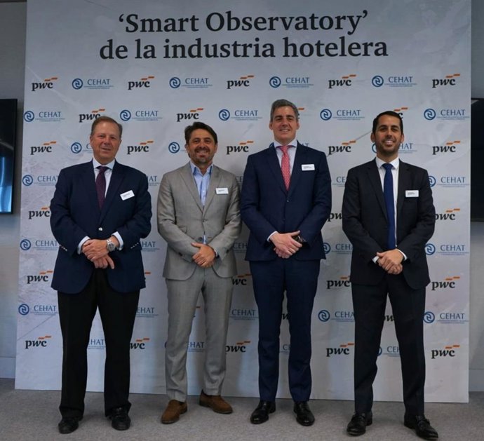 De izquierda a derecha, Ramón Estalella (CEHAT), Jorge Marichal (CEHAT),  José Manuel Fernández (PwC) y José Antonio Domínguez (PwC)