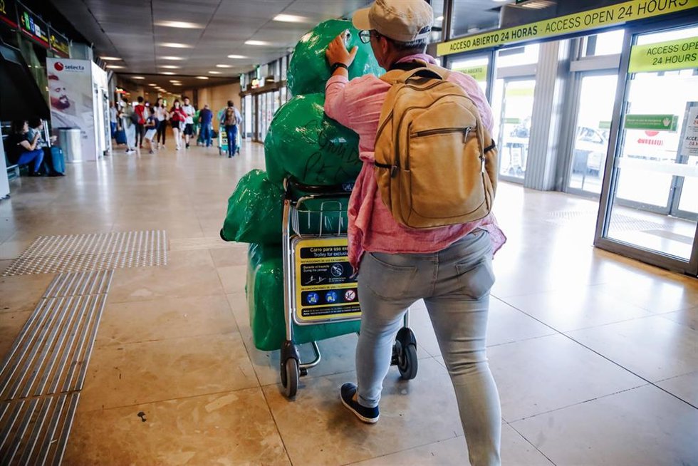 Archivo - Un pasajero con maletas en un aeropuerto
