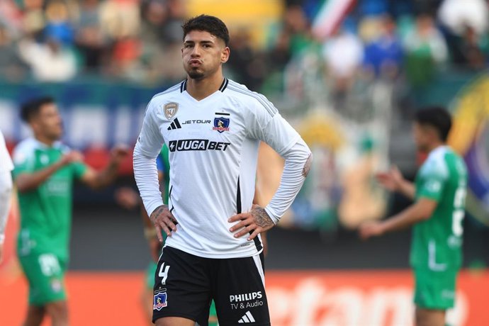 Futbol, Audax Italiano vs Colo Colo. Fecha 15, Liga de Primera 2025. Los jugadores de Colo Colo lamentan la derrota contra Audax Italiano durante el partido de primera division disputado en el estadio Bicentenario de La Florida en Santiago,