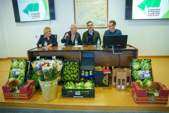 El consejero de Agricultura, Pesca, Agua y Desarrollo Rural, Ramón Fernández-Pacheco (2d) durante su visita a los Regantes BXII de Bajo Guadalquivir. A 11 de diciembre de 2025 en Lebrija, Sevilla (Andalucía, España). 