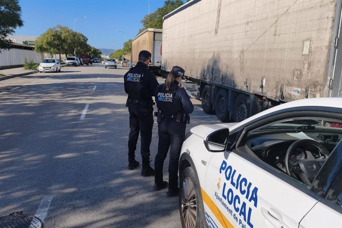 Agentes de la Policía Local de Palma inspeccionan un remolque durante un dispositivo especial de tráfico.