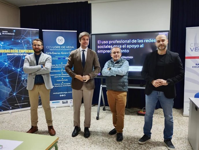 El delegado territorial de Universidad, Investigación e Innovación de la Junta en Córdoba, Diego Copé (segundo por la izda.), en la apertura del evento 'El uso profesional de Redes Sociales para el apoyo al Emprendimiento'.