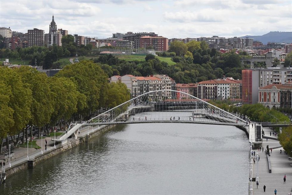 Archivo - Puente Zubizuri sobre la Ría